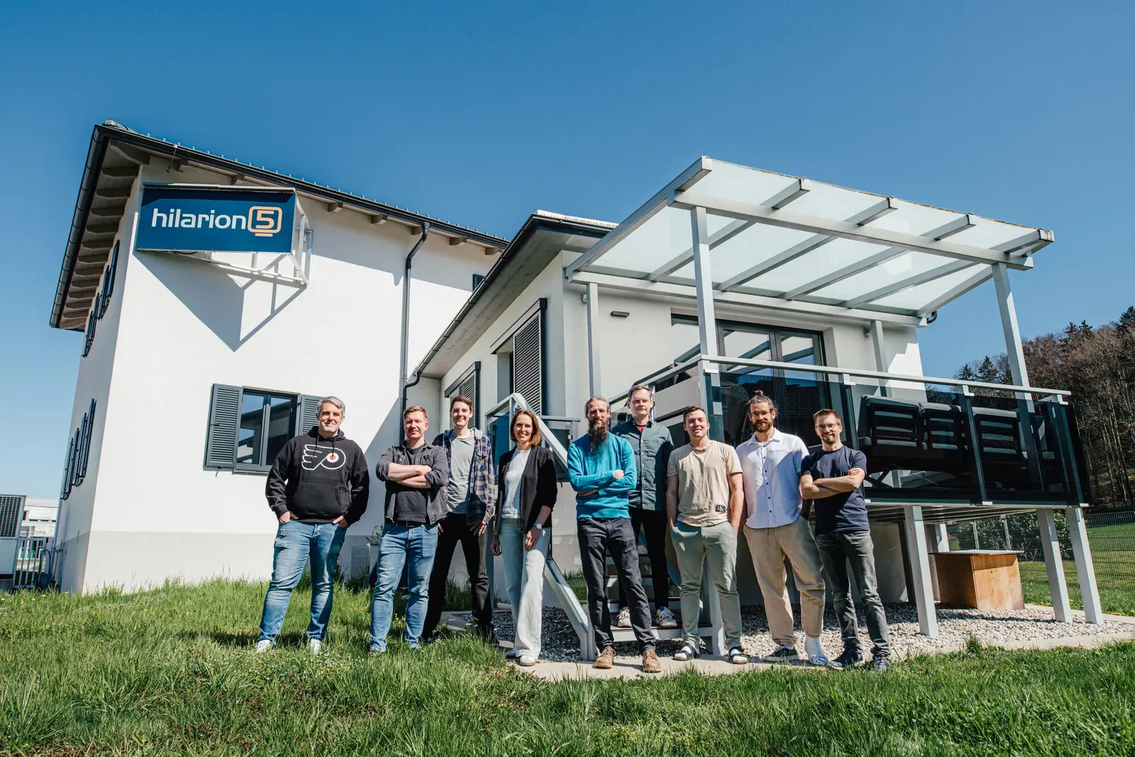 Das Team von hilarion5 und rion5.ai vor dem Firmengebäude